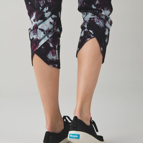 Lululemon Tranquil Crop Kara Blossom Multi / Black Sz 8 Athleisure Gorpcore - Picture 12 of 12